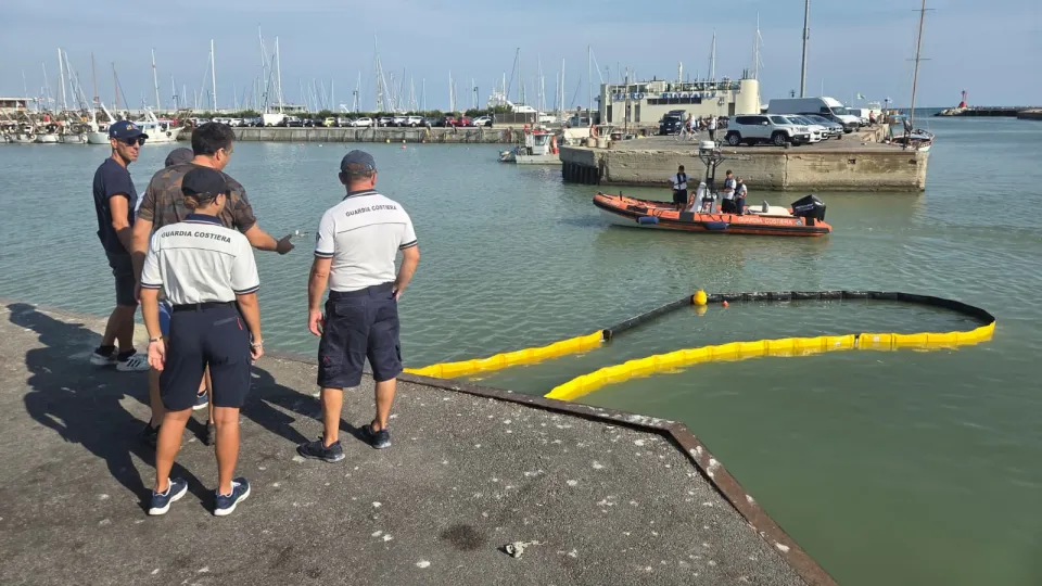 L'area del porto in cui è affondata l'auto @Adriapress