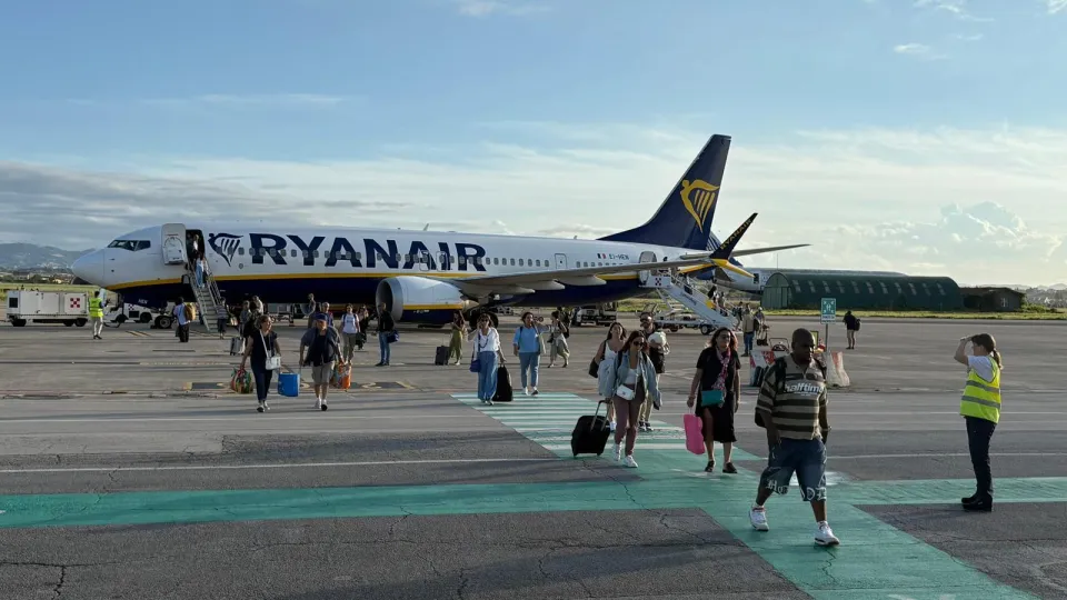 l'arrivo del volo da Manchester