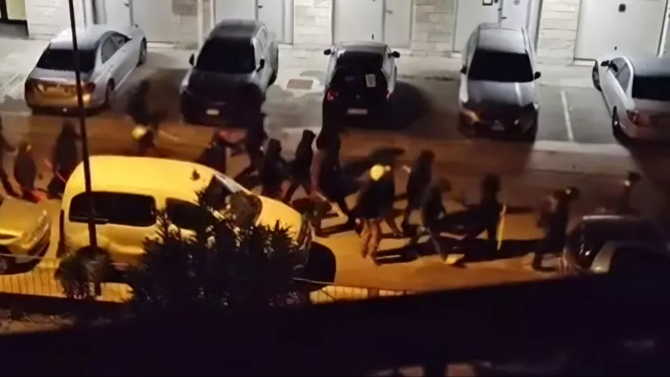 L'arrivo di una parte degli ultras che si sono affrontati in strada
