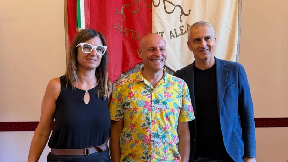 L'assessora Frisoni e il sindaco di Rimini Sadegholvaad con Andrea Preda
