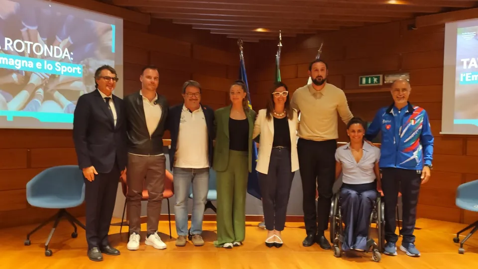 l'assessora Frisoni insieme agli sportivi presenti in Regione