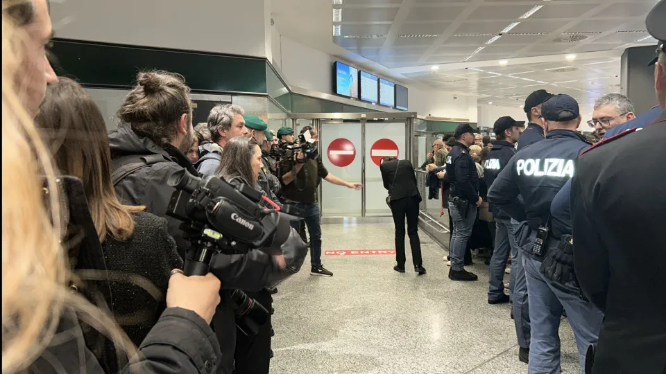 L'attesa a Malpensa dell'arrivo degli studenti