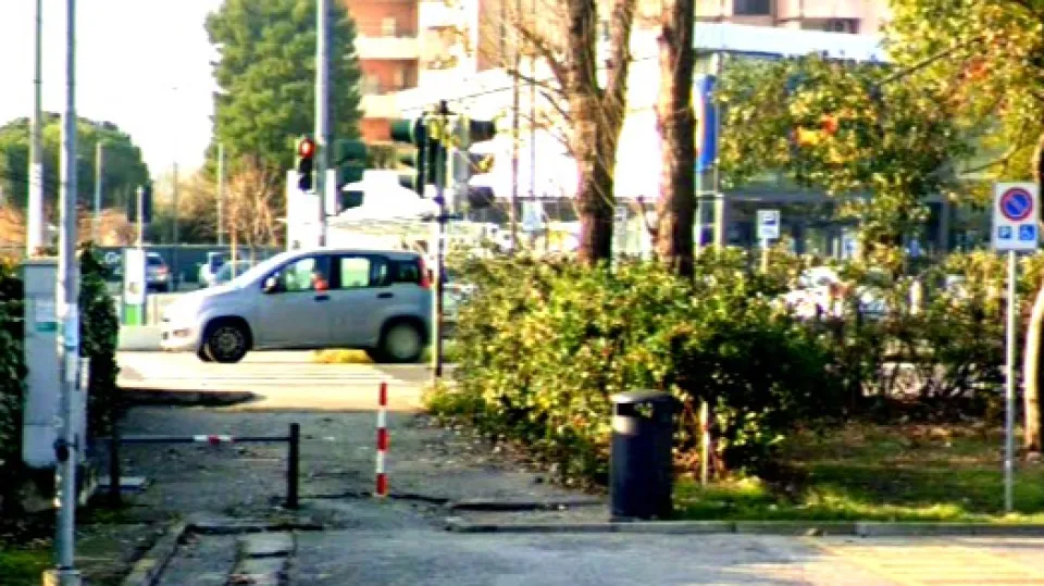 l'attraversamento di via Barsanti (Google Maps)