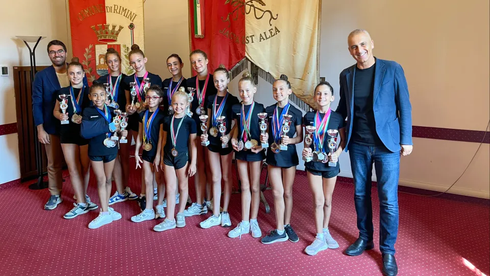 Le atlete della Ginnastica Iride Rimini insieme al sindaco Sadegholvaad e all'assessore Lari