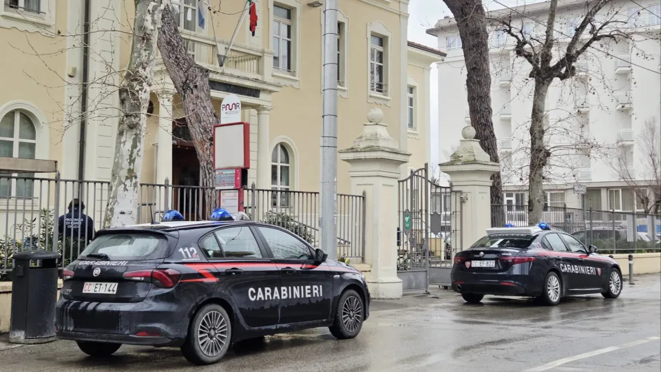 le auto dei carabinieri davanti all'Istituto Alberghiero