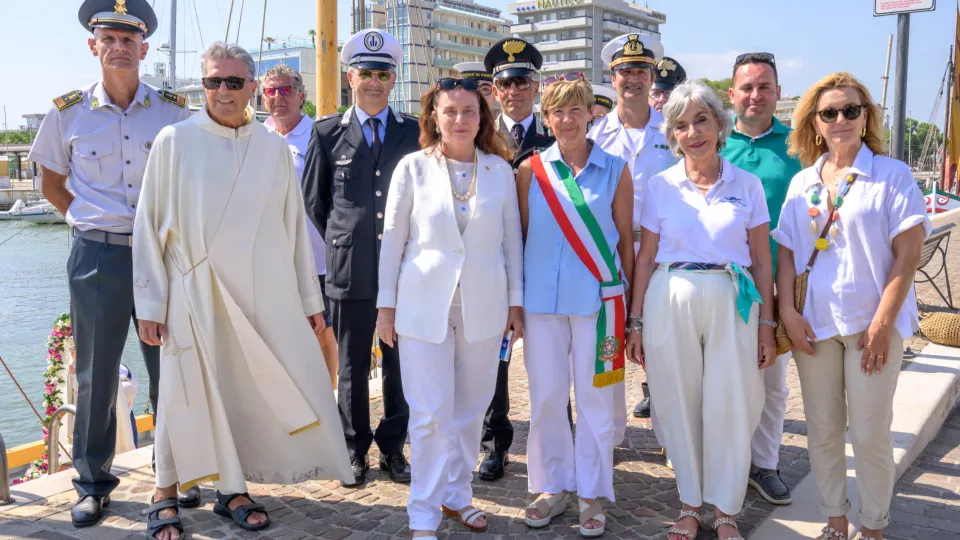 Le autorità civili, militari e religiose per la Madonna del mare a Riccione