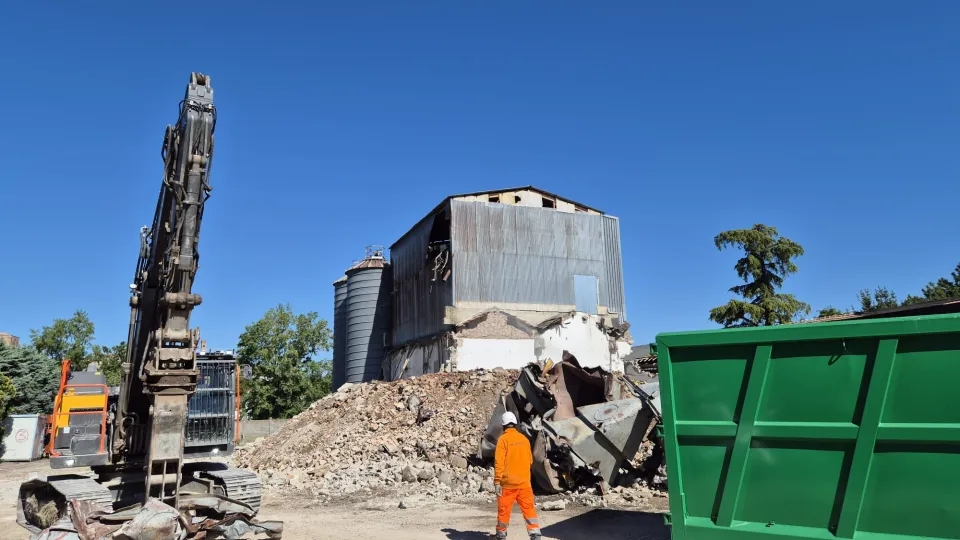 le demolizioni all'ex corderia