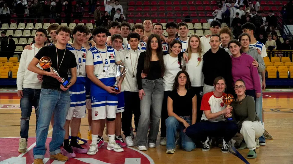 Le due squadre del Serpieri con i due trofei