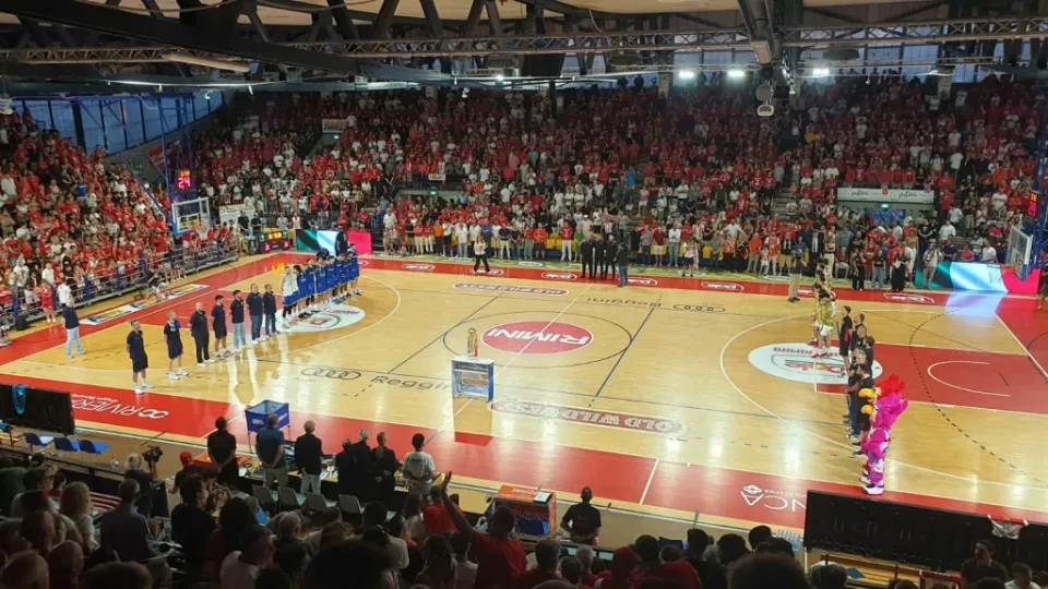 Le due squadre durante l'inno di Mameli
