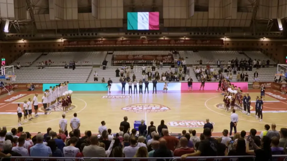 Le due squadre durante l'inno d'Italia