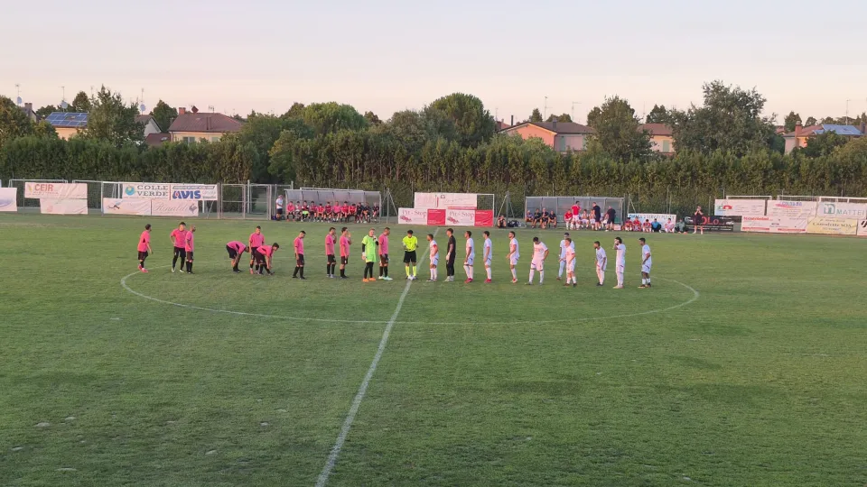 Le due squadre prima del calcio d'inizio