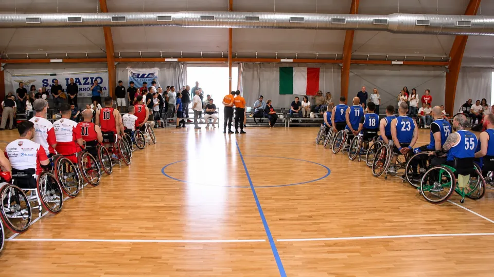 Le due squadre schierate a metà campo