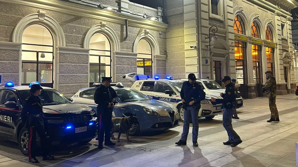 le forze dell'ordine alla stazione di Rimini