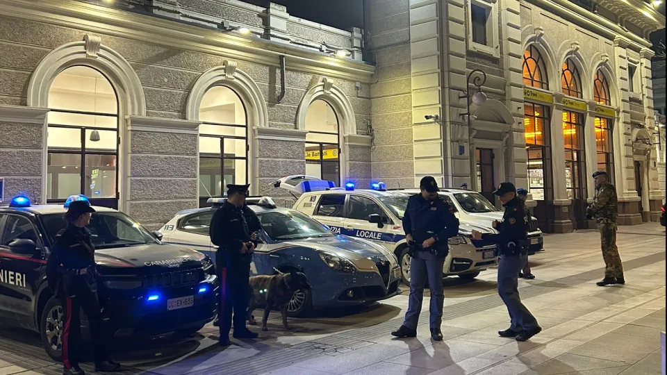 le forze dell'ordine alla stazione di Rimini