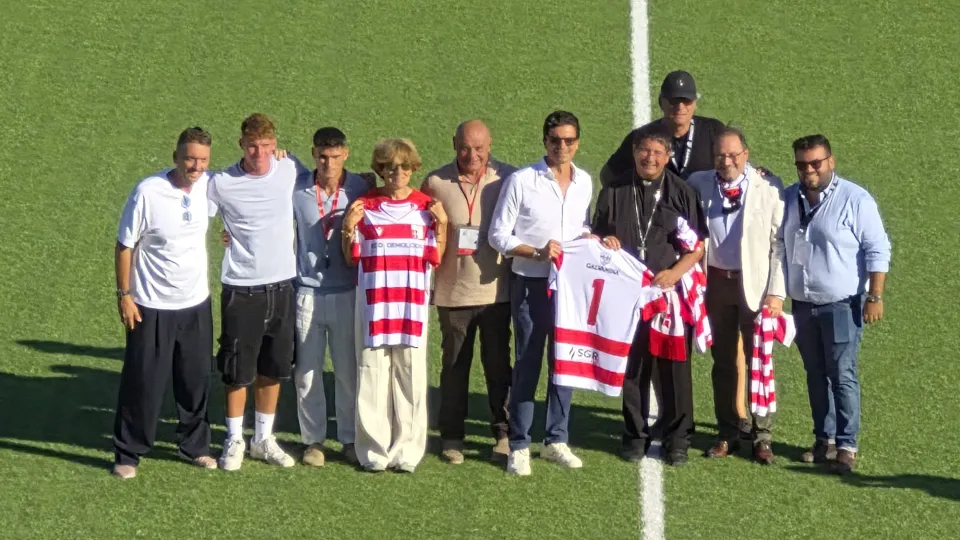 Le maglie consegnate al match sponsor Eco Demolizioni e al Vescovo Nicolò Anselmi