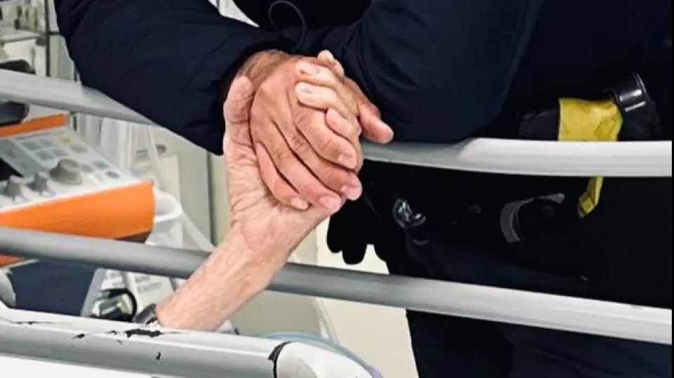 le mani del salvatore e della donna soccorsa