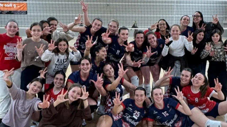 Le ragazze dell'Athena festeggiano la vittoria nel derby