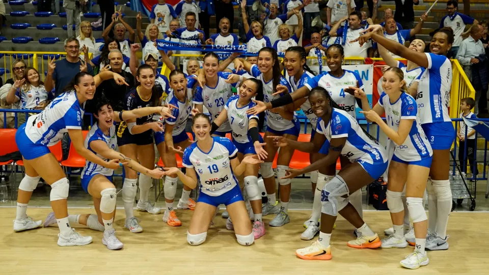 Le ragazze dell'Omag festeggiano la vittoria
