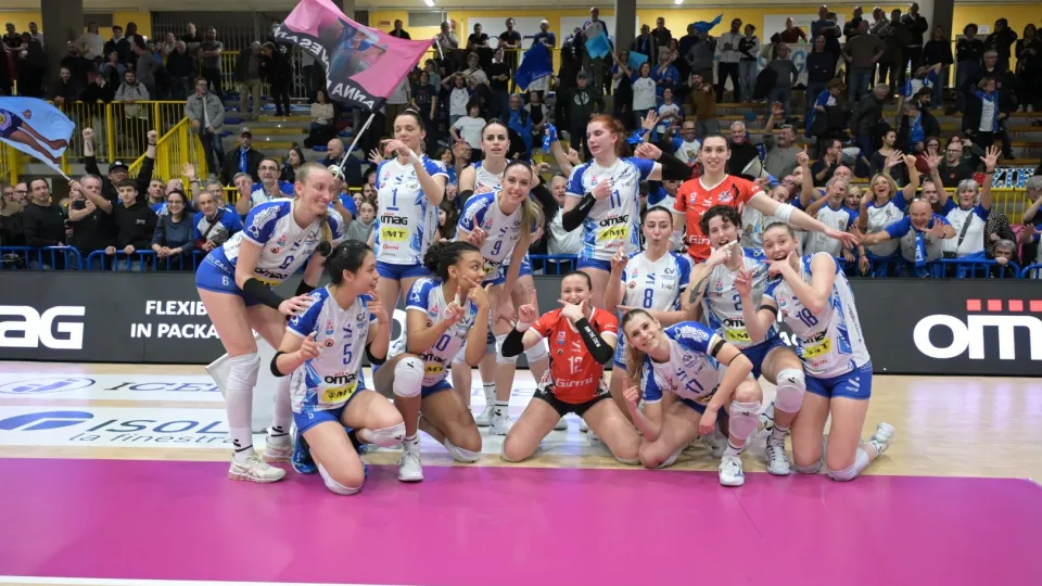 Le ragazze dell'Omag-MT festeggiano la salvezza