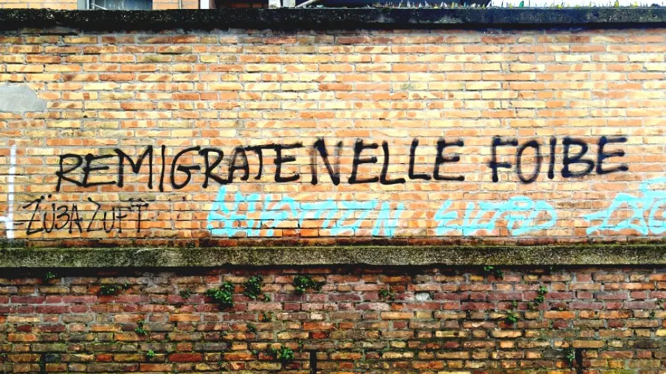 le scritte apparse oggi