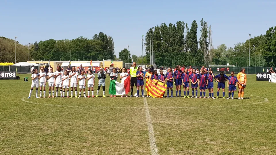 Le squadre di Milan e Barcellona durante l'Inno d'Italia