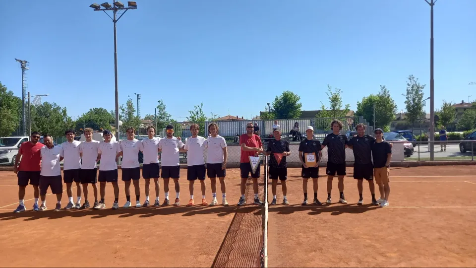 Le squadre di TC Viserba e Professione Tennis schierate