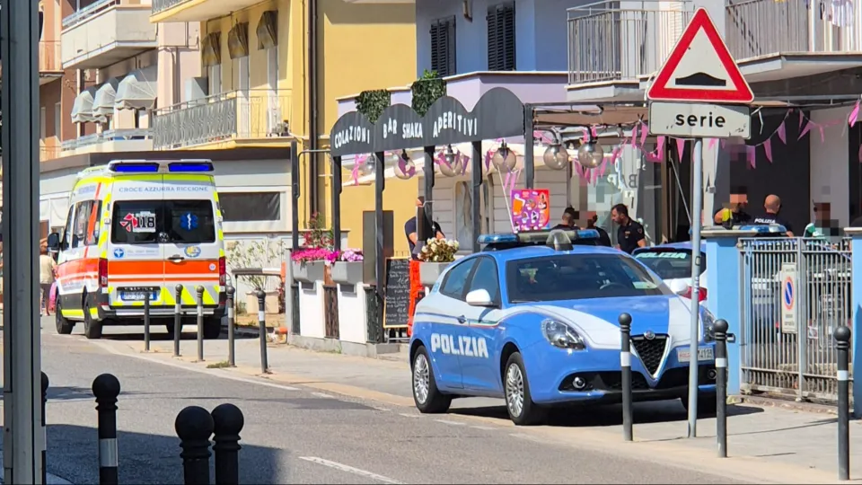 Le volanti della polizia e un'ambulanza del 118 in viale Catania