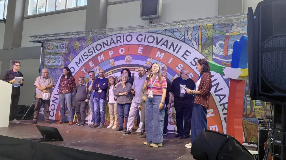 l'equipe di Missio Rimini sul palco del convegno