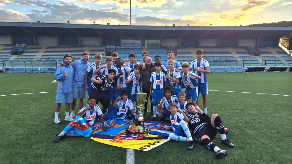 L'Espanyol, prima classificata, con la Coppa