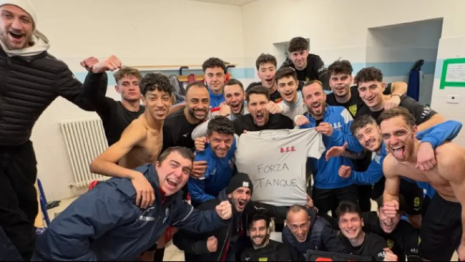 L'esultanza nello spogliatoio del Victoria dopo il 3-0 al Gatteo
