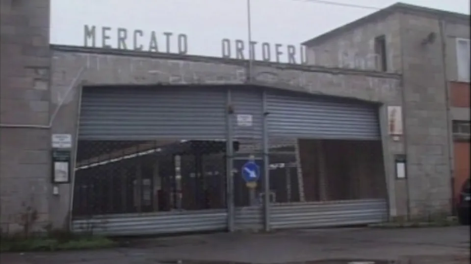 l'ex mercato prima della demolizione (@IcaroTeche)