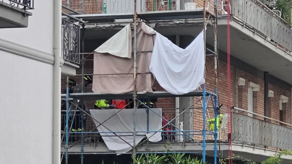 l'impalcatura su cui si trovava l'operaio @Adriapress