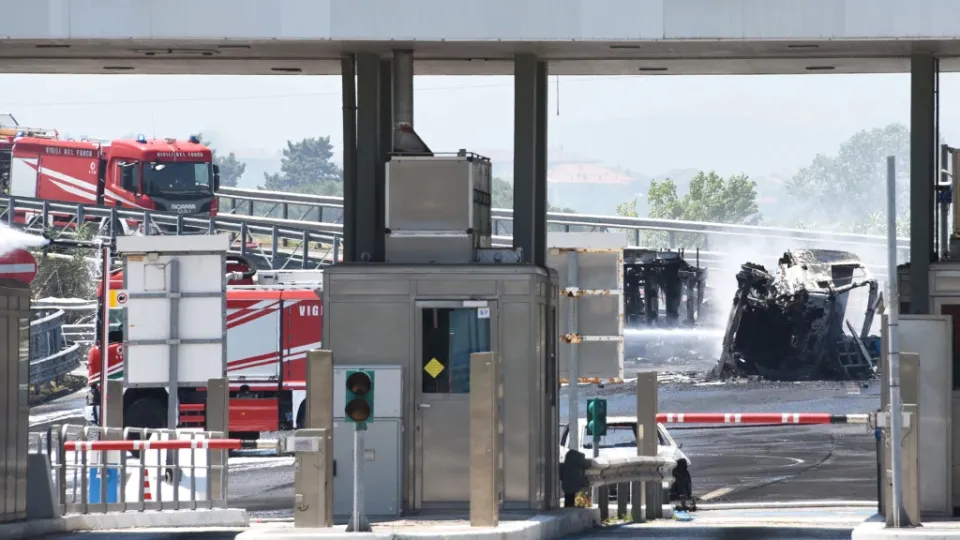 l'incendio al casello di Riccione (Adriapress)