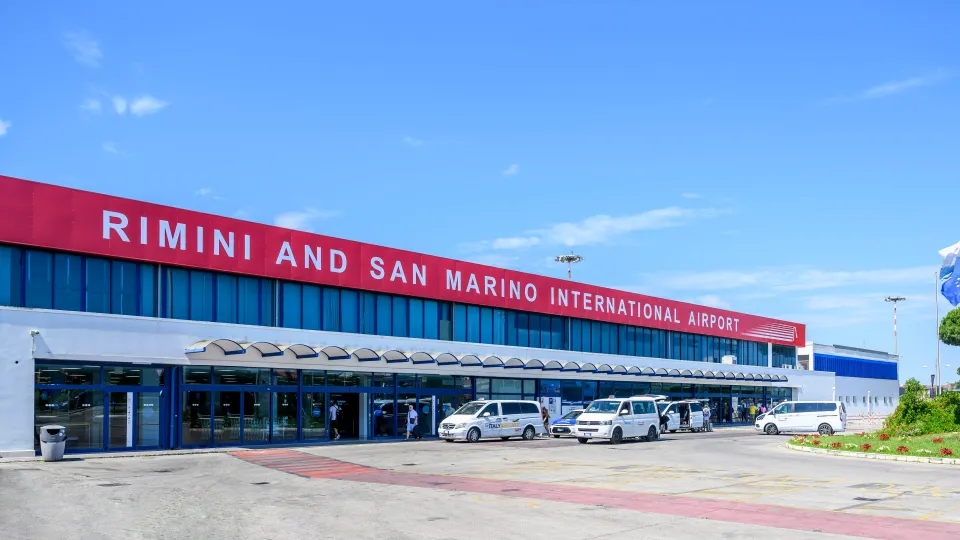 l'ingresso dell'aeroporto di Rimini