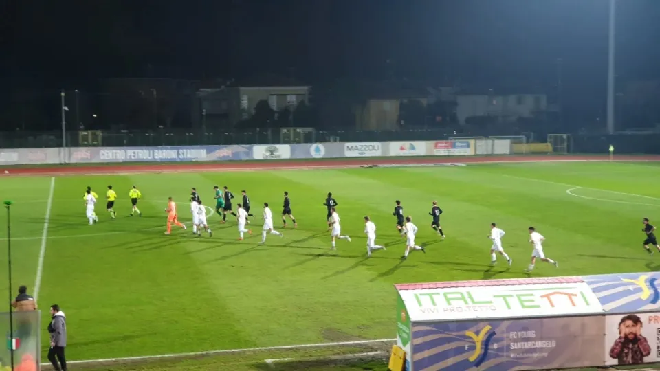 L'ingresso in campo delle due squadre