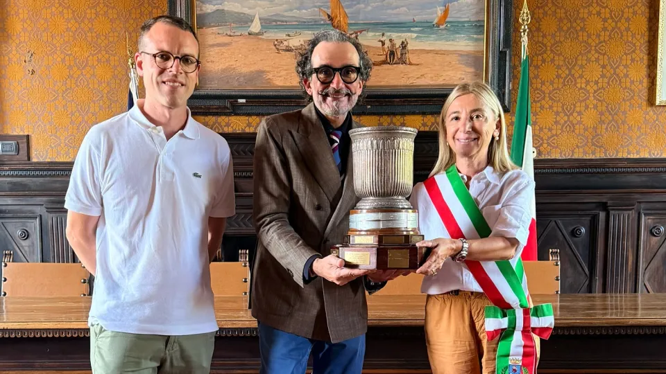 Lo skipper Paolo Terenzi tra il  vicesindaco Vaccarini e la sindaca Foronchi