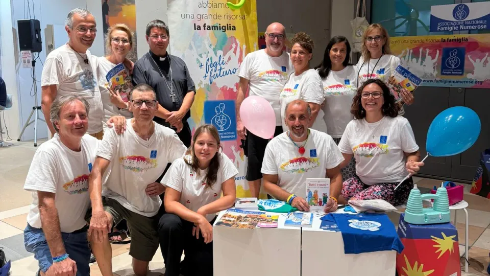 lo stand al Meeting visitato dal Vescovo