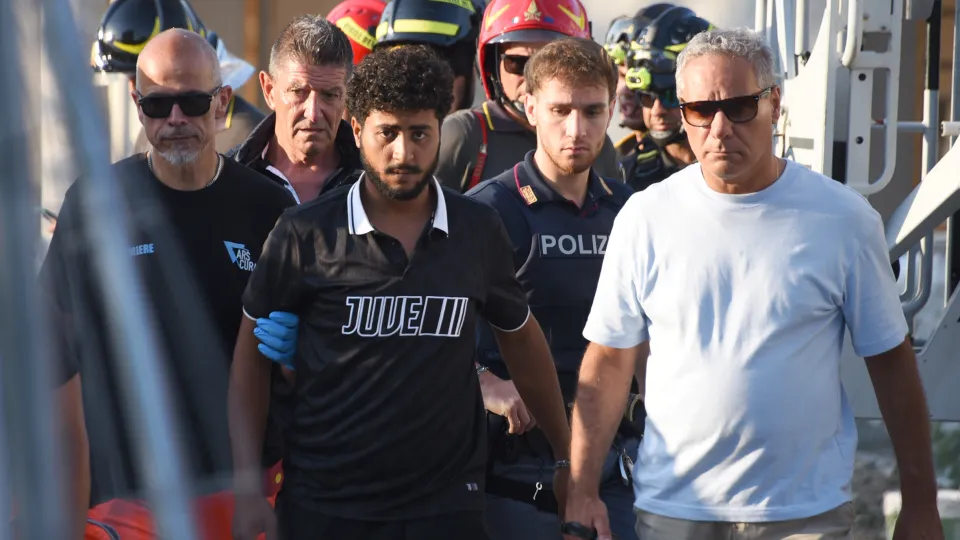 L'operaio egiziano portato in salvo (foto Migliorini)