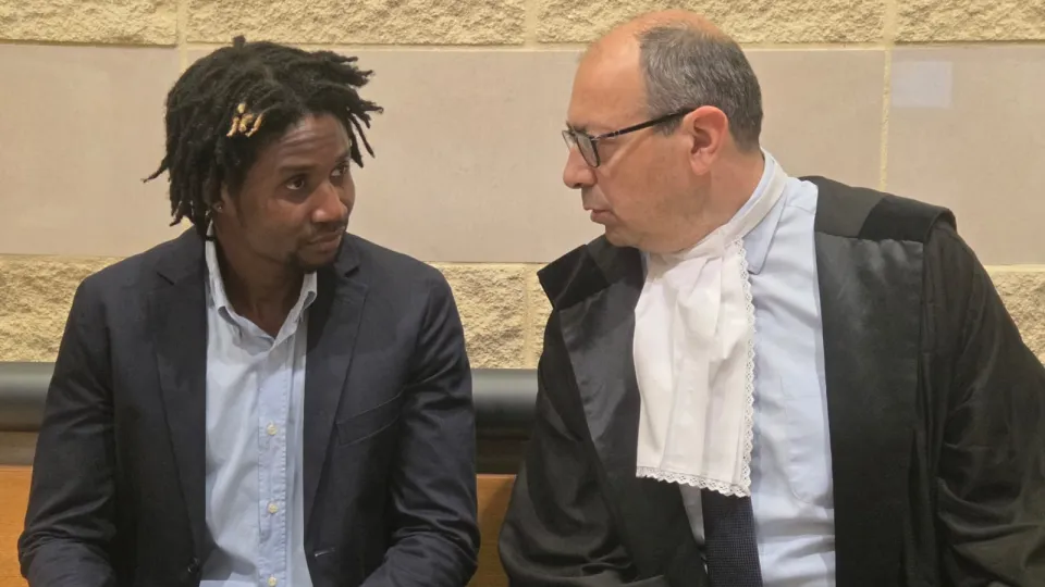 Louis Dassilva a colloquio con il suo avvocato Riario Fabbri (foto Migliorini)