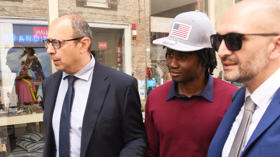Louis Dassilva a passeggio in mezzo ai suoi legali, Fabbri e Guidi (foto Migliorini)