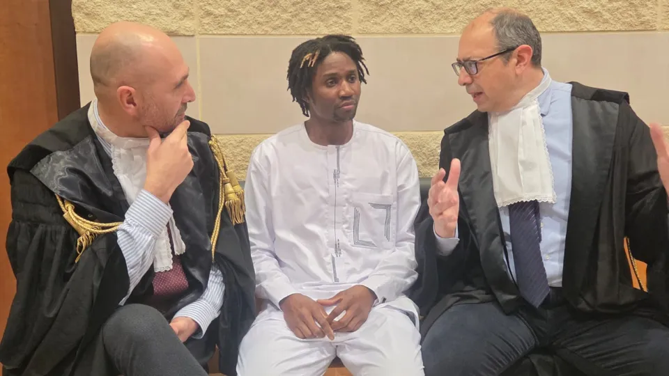 Louis Dassilva con gli avvocati Guidi e Fabbri prima dell'udienza (Foto Migliorini)