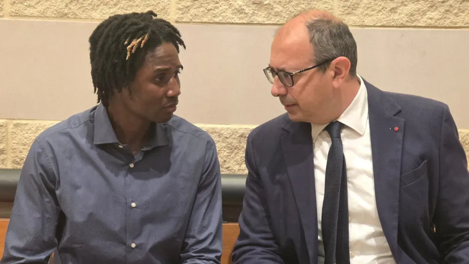 Louis Dassilva con uno dei suoi avvocati, Riario Fabbri (foto Migliorini)