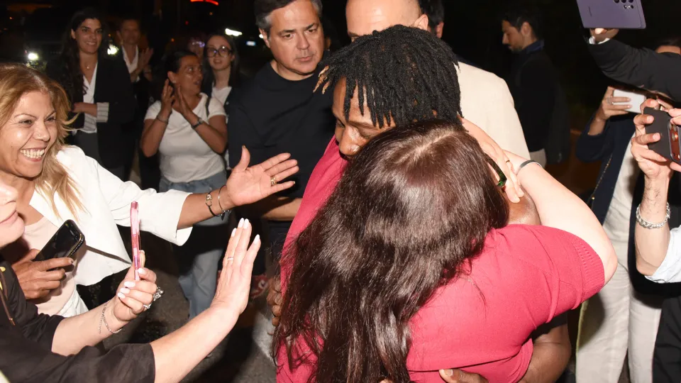 Louis Dassilva e la moglie Valeria si abbracciano fuori dal carcere (foto Migliorini)