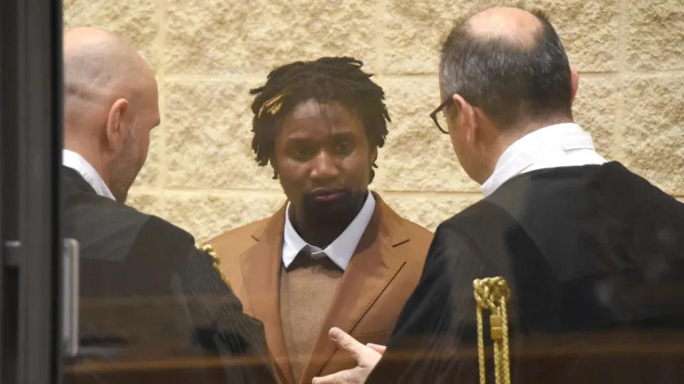 Louis Dassilva in aula con i suoi legali (foto Adriapress)