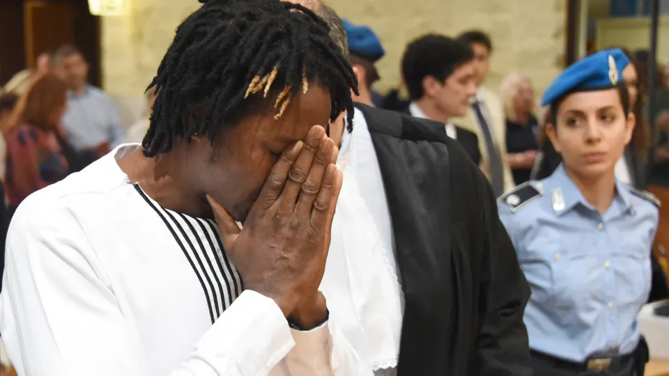 Louis Dassilva in lacrime alla lettura del verdetto di assoluzione (foto Migliorini)