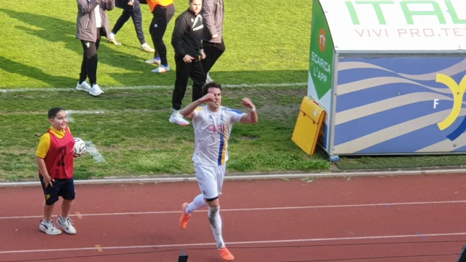 Luca Zaghini festeggia il gol dell'1-1