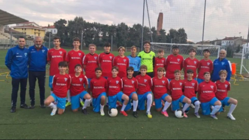 L'Under 14 del Victoria insieme allo staff tecnico