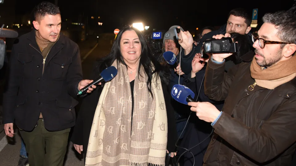 Manuela Bianchi attorniata dai cronisti all'uscita dal tribunale (foto Migliorini)