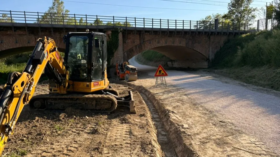manutenzione lungo la pista del Conca