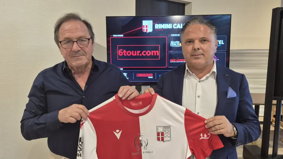 Marco Lombardi e Corrado Della Vista con la maglia dedicata a Vialli